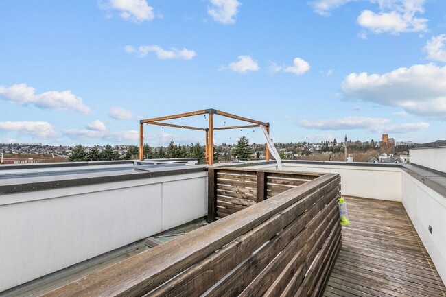 Building Photo - 2Bd/1.75Ba Seattle Townhouse