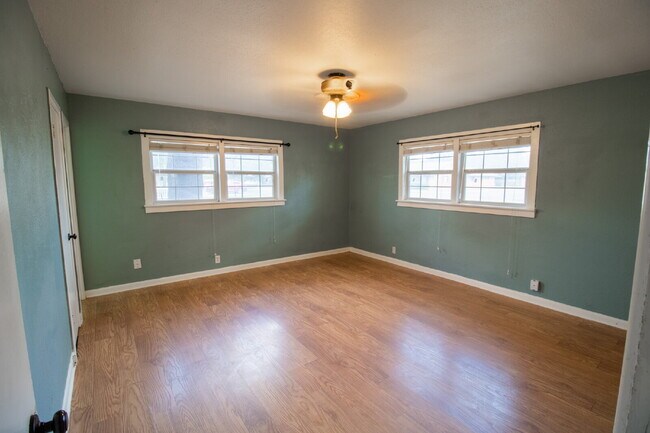Building Photo - Spacious 3-bedroom home!