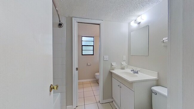 Building Photo - Desirable 2 beds/1.5 bath, first floor uni...