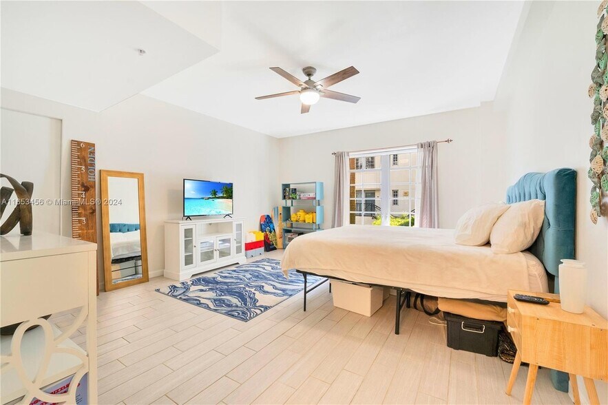 Large Beach Themed Bedroom - 435 21st St