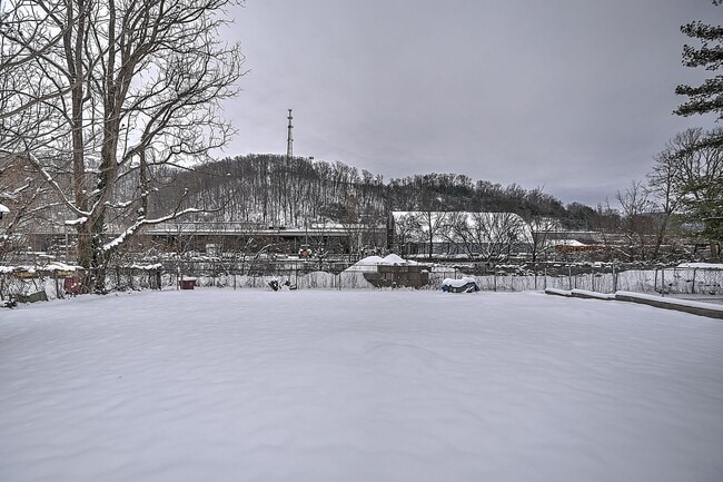 Building Photo - 3 Bedroom 1 Bath in Johnson City TN