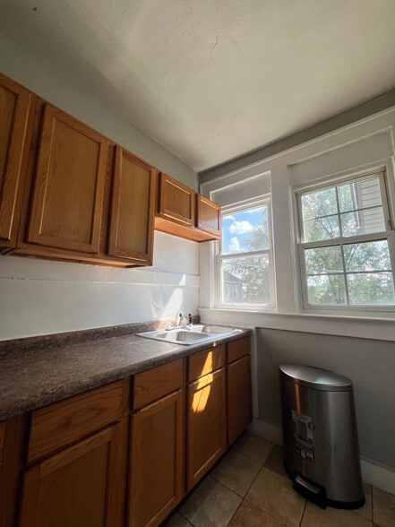 Building Photo - 677 Seabury Ave