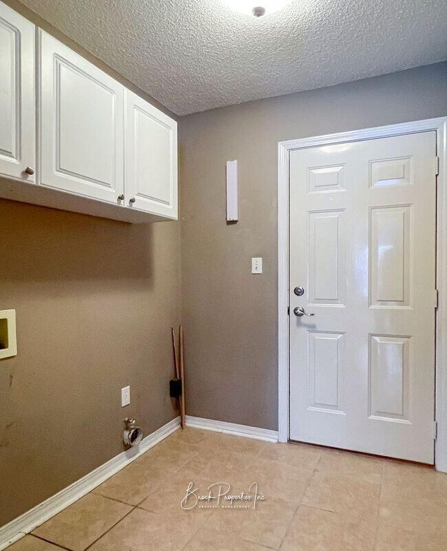 Building Photo - 2634 Southern Oaks Dr