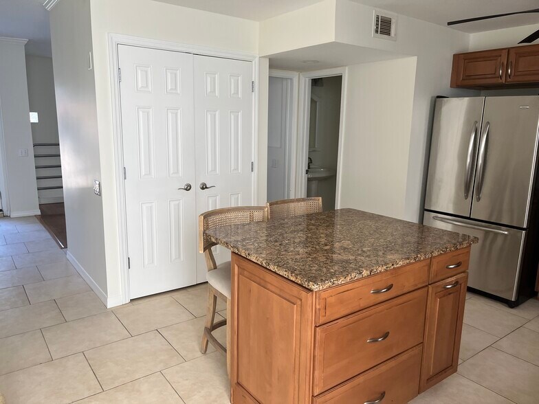 Kitchen w/ Pantry - 4950 Bayshore Blvd