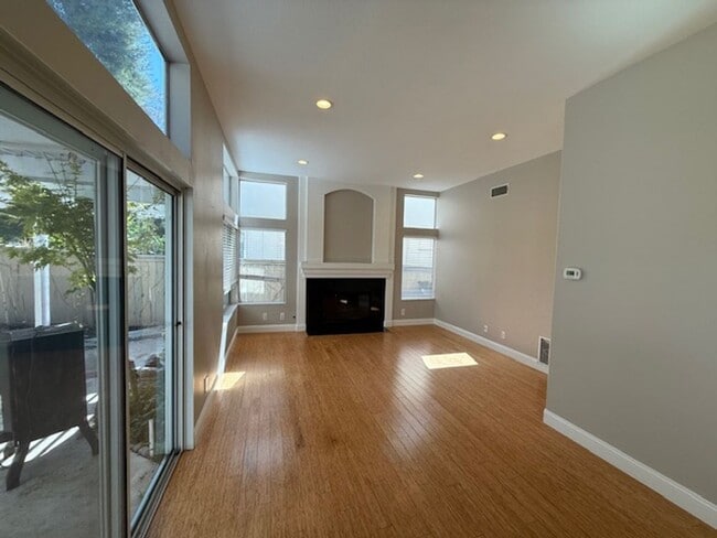 Building Photo - 4 bed / 2.5 bath plus large loft/family ro...