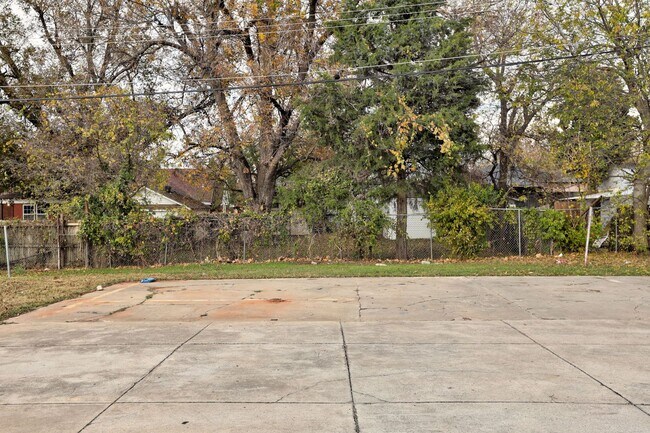 Building Photo - ** Move-in Special - First Full Month's Rent Free ** Bright & Stylish 2-Bedroom Close to the Plaz...