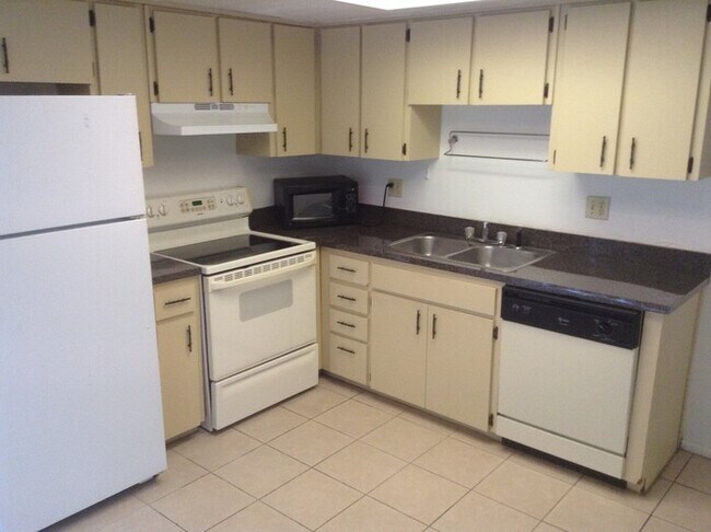 Building Photo - Great 2 Bed/ 1.5 Bath Very Close to UCF!