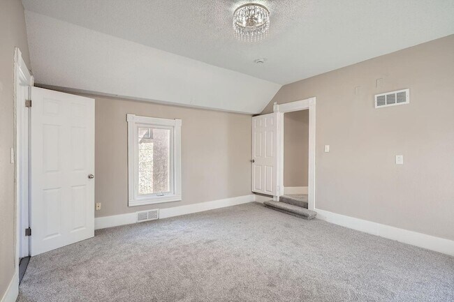 Building Photo - 707 Jenks Ave E