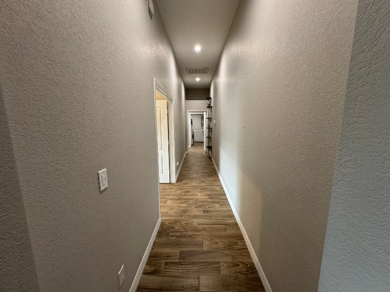 Building Photo - 1558 W 5th St