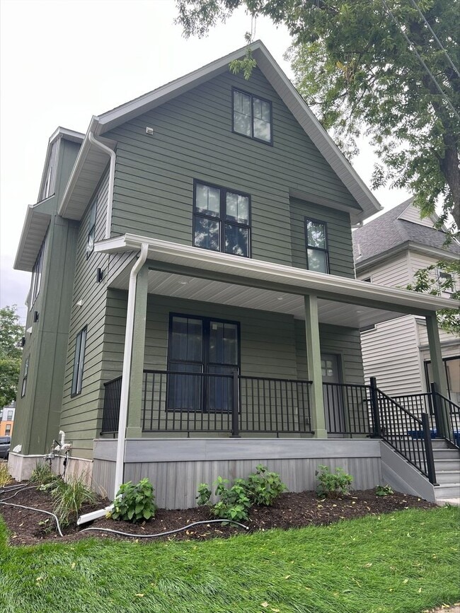 Building Photo - 524 12th Ave SE