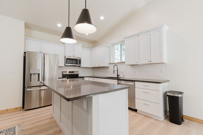 Building Photo - Beautiful New Construction Mountain Retreat