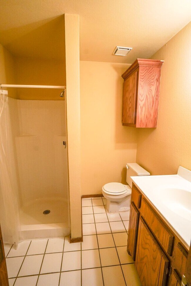 Building Photo - Must see 2 bed, 2 bath duplex near the University of Oklahoma