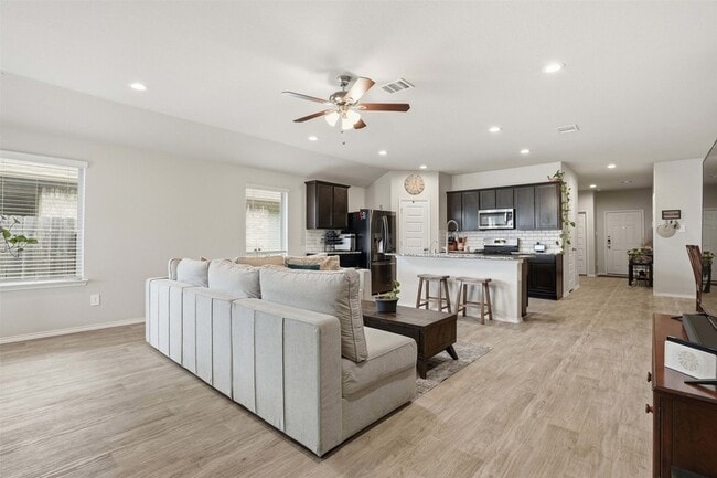 Building Photo - 11016 33rd Ave N