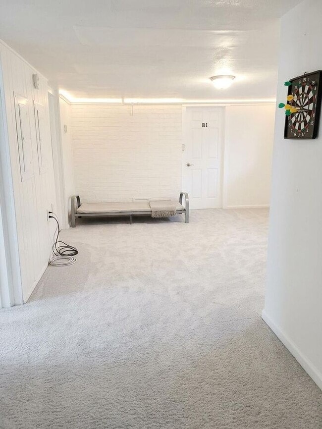 Building Photo - 5 Bed, 2 Bath Home NEAR CSU!