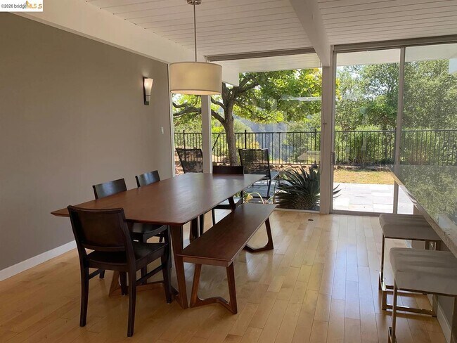 Building Photo - 5559 Greenridge Rd