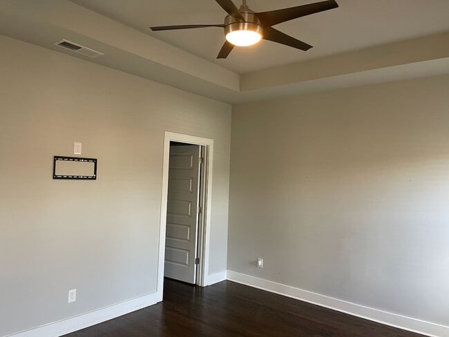 Building Photo - Convenient Living in West End