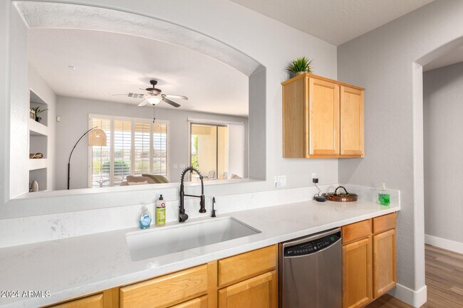 Building Photo - 3725 E Meadowview Dr