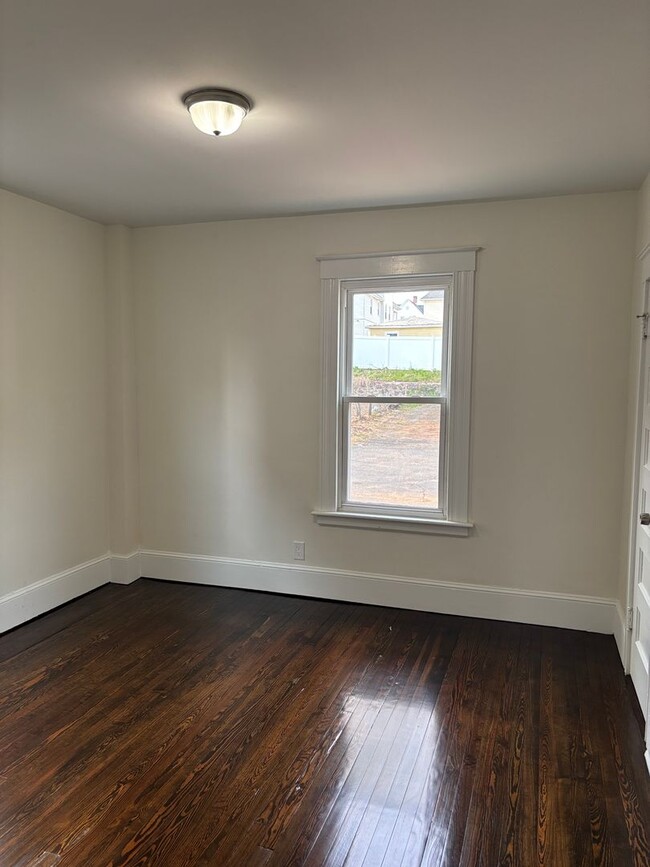 Building Photo - 38 Roberts St