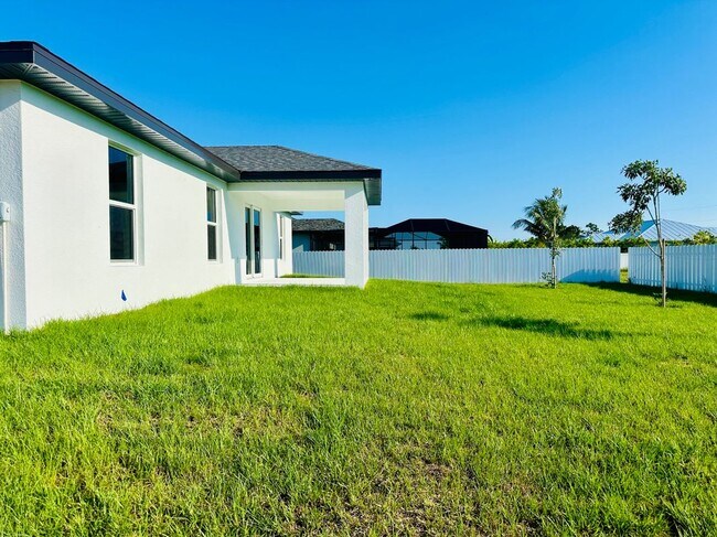 1116 NW 20th Pl 1116 NW 20th - 1116 Nw 20th Pl Cape Coral Fl Building Photo 