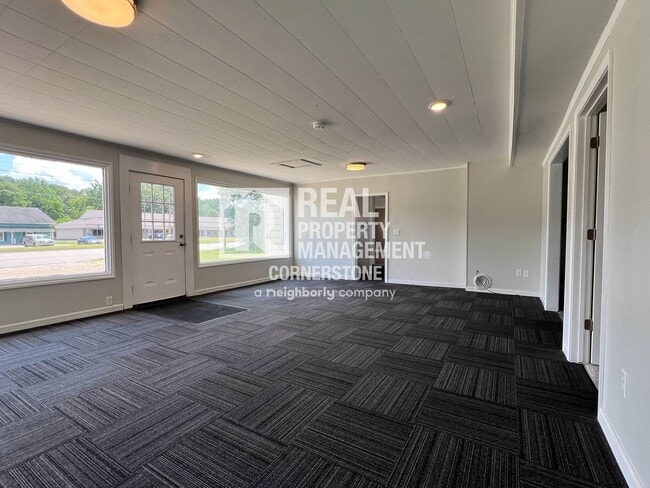 Building Photo - AVAILABLE NOW!! 3 Bedroom Home with Huge Y...