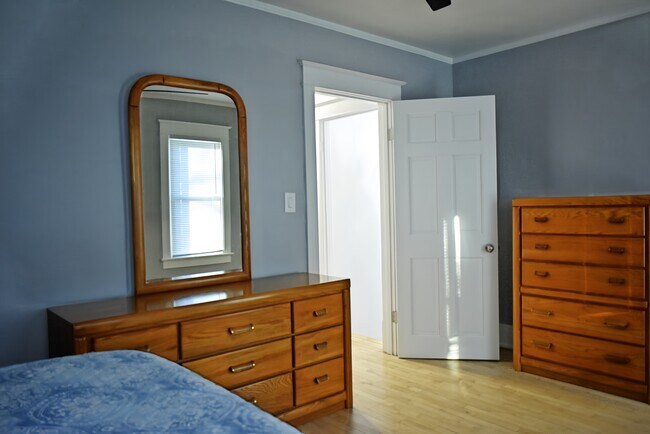 Building Photo - 838 E Washington St