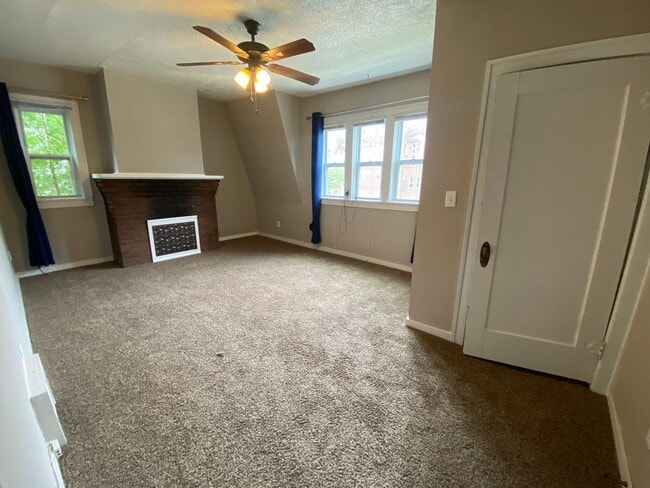 Building Photo - Updated 2 bed/1 bath Duplex for Rent!