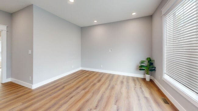 Building Photo - 5BR/5BA Fort Sanders Townhome | Corner of ...