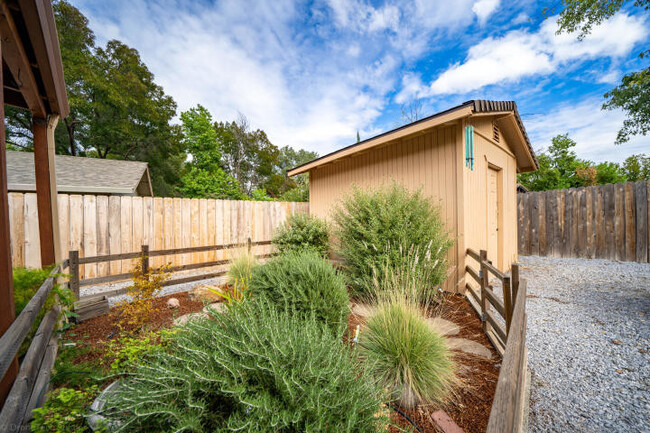 Building Photo - Gorgeous Mary Lake Home!