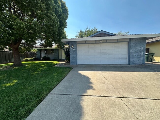 Building Photo - 4 Bedroom 2 Bathroom Home with Landscaped ...