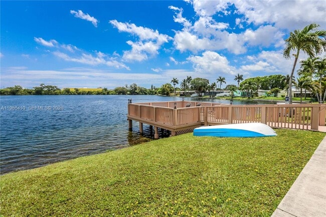 Building Photo - 2223 Park Ln