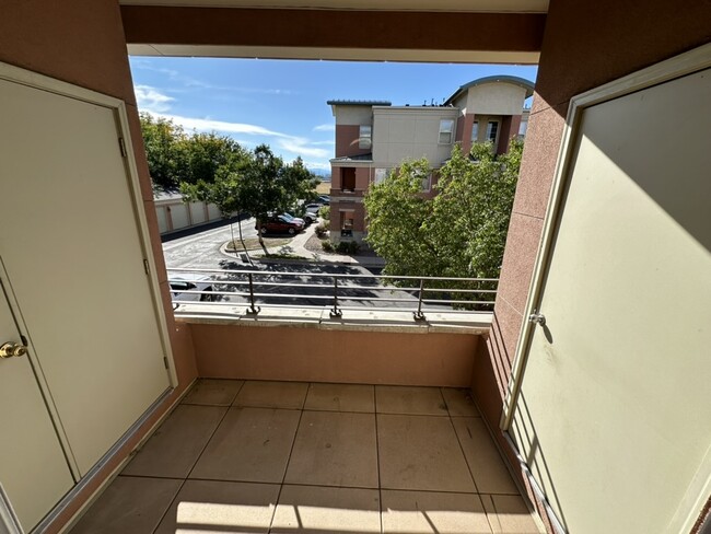 Balcony - mountain views - 4100 Albion St