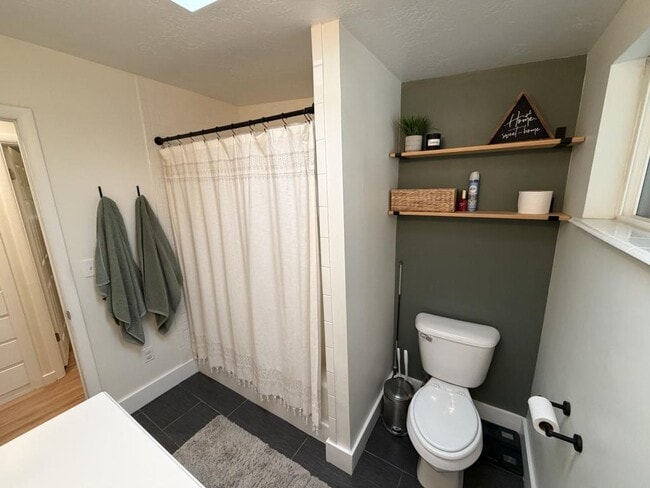 Building Photo - 872 Madsen Ln