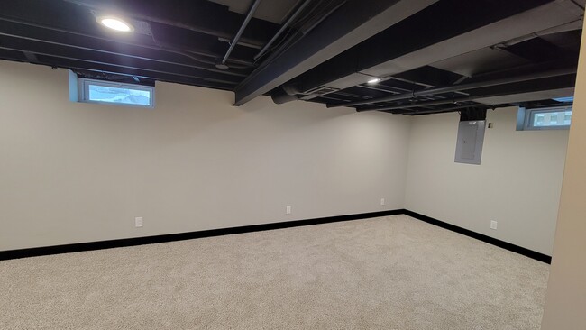 Building Photo - 3643 E Van Norman Ave