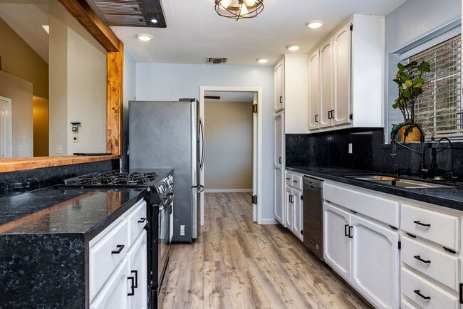 Building Photo - NORTHWEST SOLAR HOME - AVAILABLE NOW!!