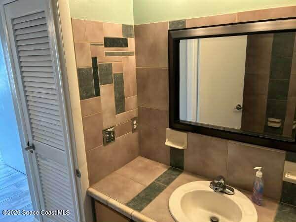 Building Photo - 3210 Edgewood Dr NE