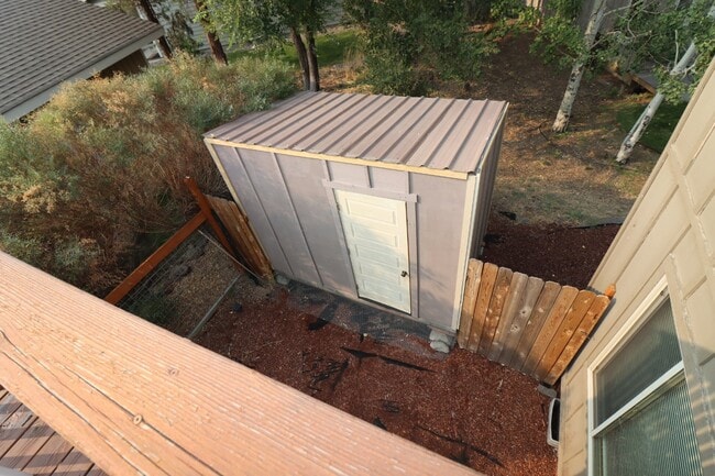 Building Photo - Townhome NE Bend