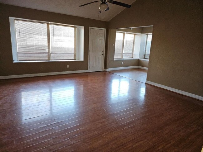 Building Photo - 15829 Ridgeroe Ln
