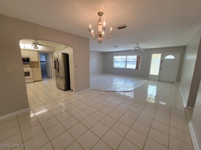 Building Photo - 218 Lake Dr