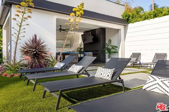 Building Photo - 6201 Lindenhurst Ave