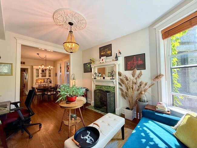 Building Photo - Fully Furnished 4-Bed, 2-Bath MAGNIFICENT ...