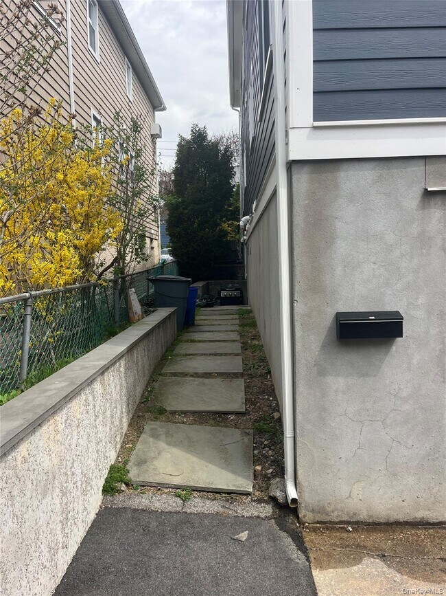 Building Photo - 70 Henry Ave