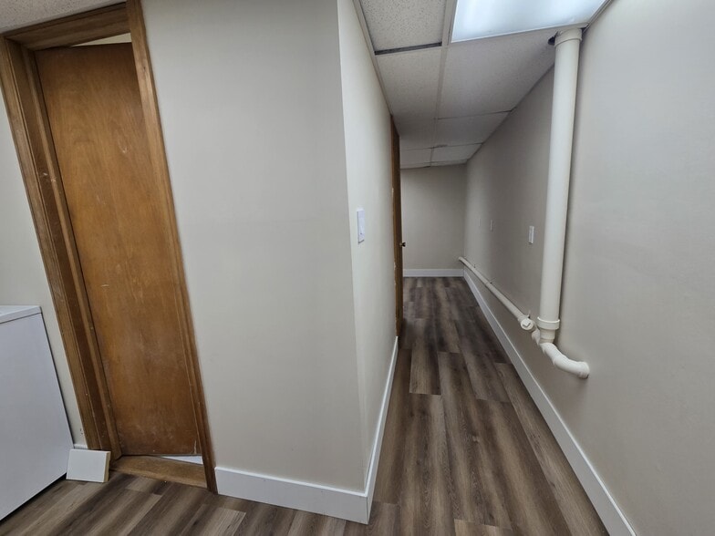 hallway to bedroom - 7 Mountain Rd