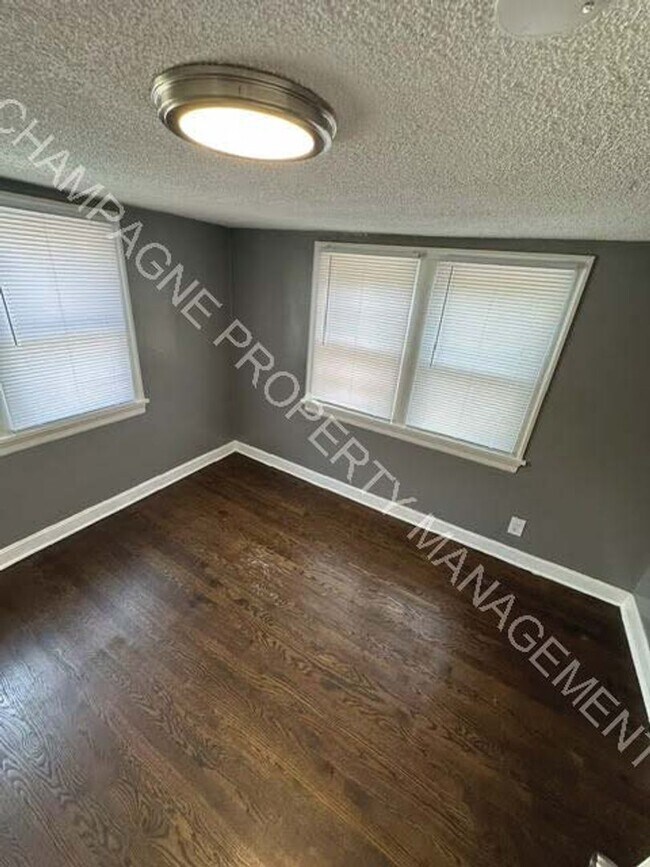 Building Photo - Fully updated home in KC