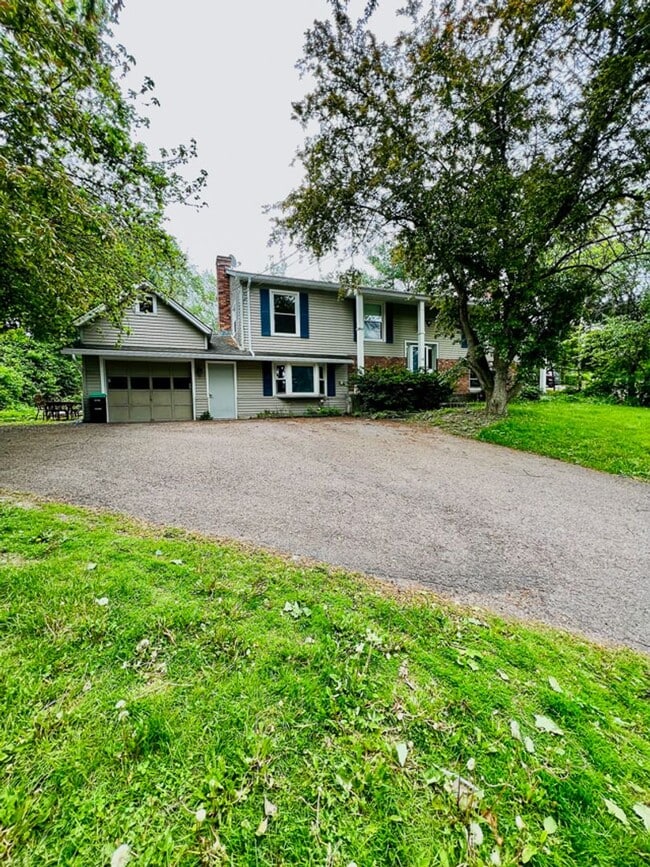 Building Photo - Spacious 5-Bedroom, 1.75 Bathroom Home in a Prime Location (58 East Terrace)