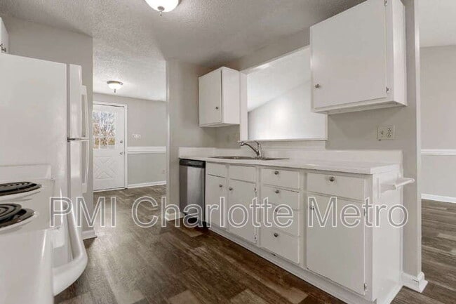 Building Photo - 3214 Old House Cir