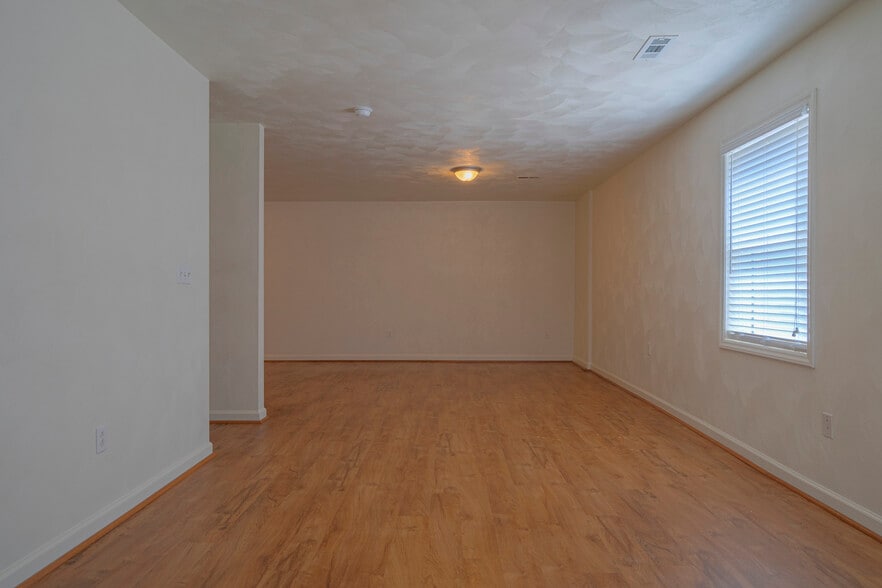 Building Photo - 913 Giles Rd