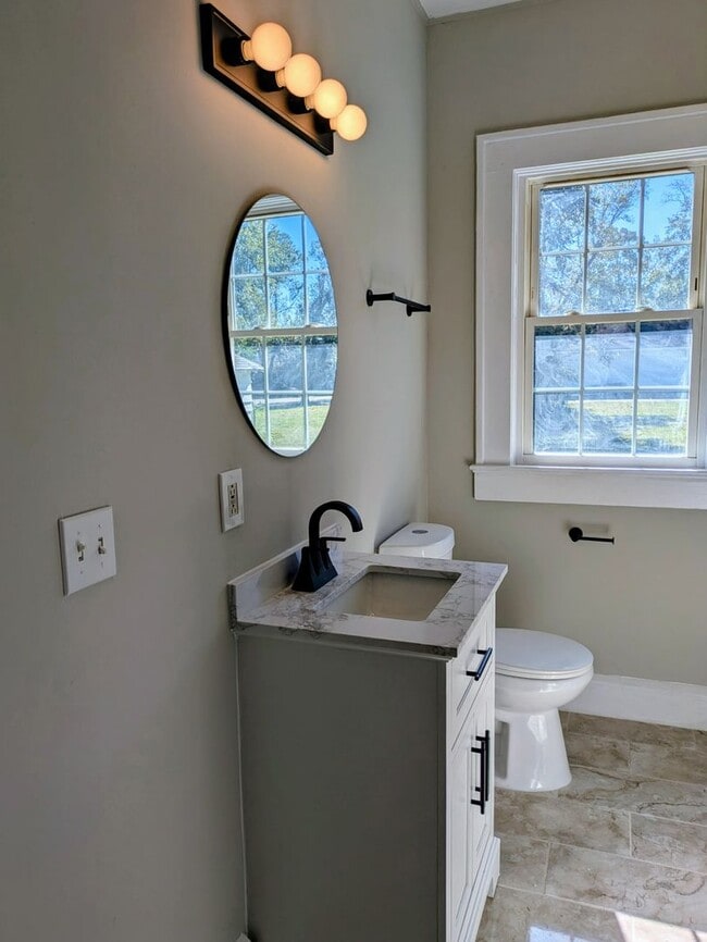 Building Photo - 4 Bedroom 2 bathroom home with bonus room