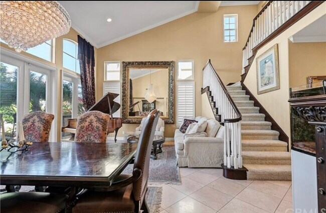 Building Photo - 9 Marisol