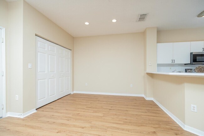 Building Photo - 550 Florida Club Blvd