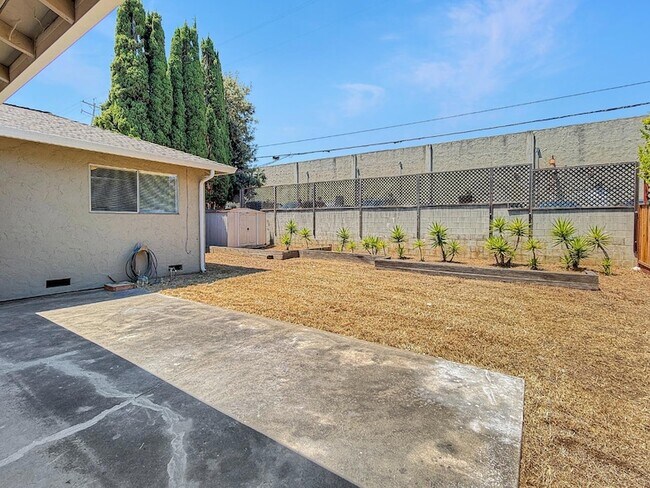 Building Photo - 1323 Warner Ave